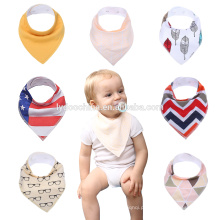 O serviço do OEM presentes infantis bibs de bandana bebê promocional de algodão macio